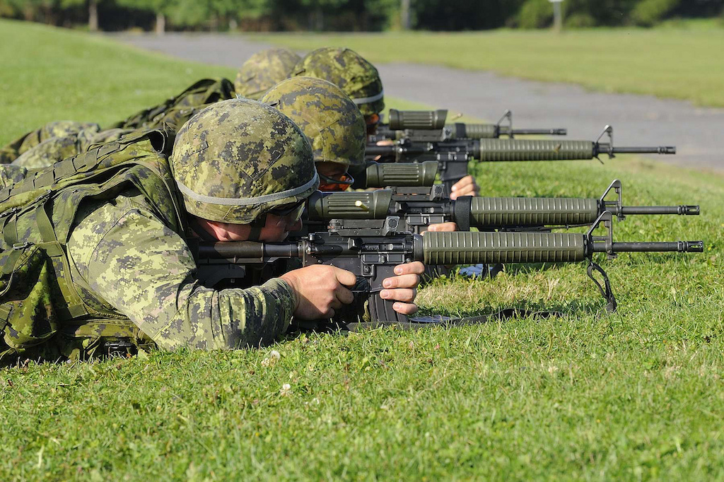 Canadian soldiers point guns. Photo: Cpl Alana Morin/4 Cdn Div / 4 Div CA - JTFC/FOIC/Flickr