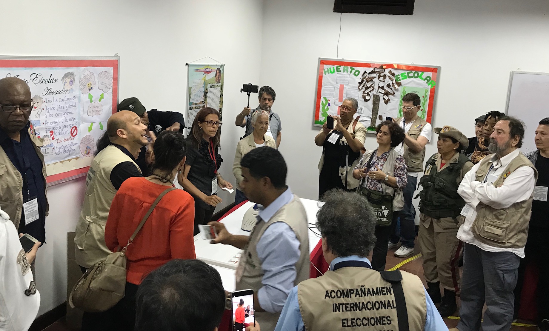 Closing of a voting table at about 7 pm Sunday in the teacher’ college in Ali Primera park, Caracas. Photo: Jim Hodgson