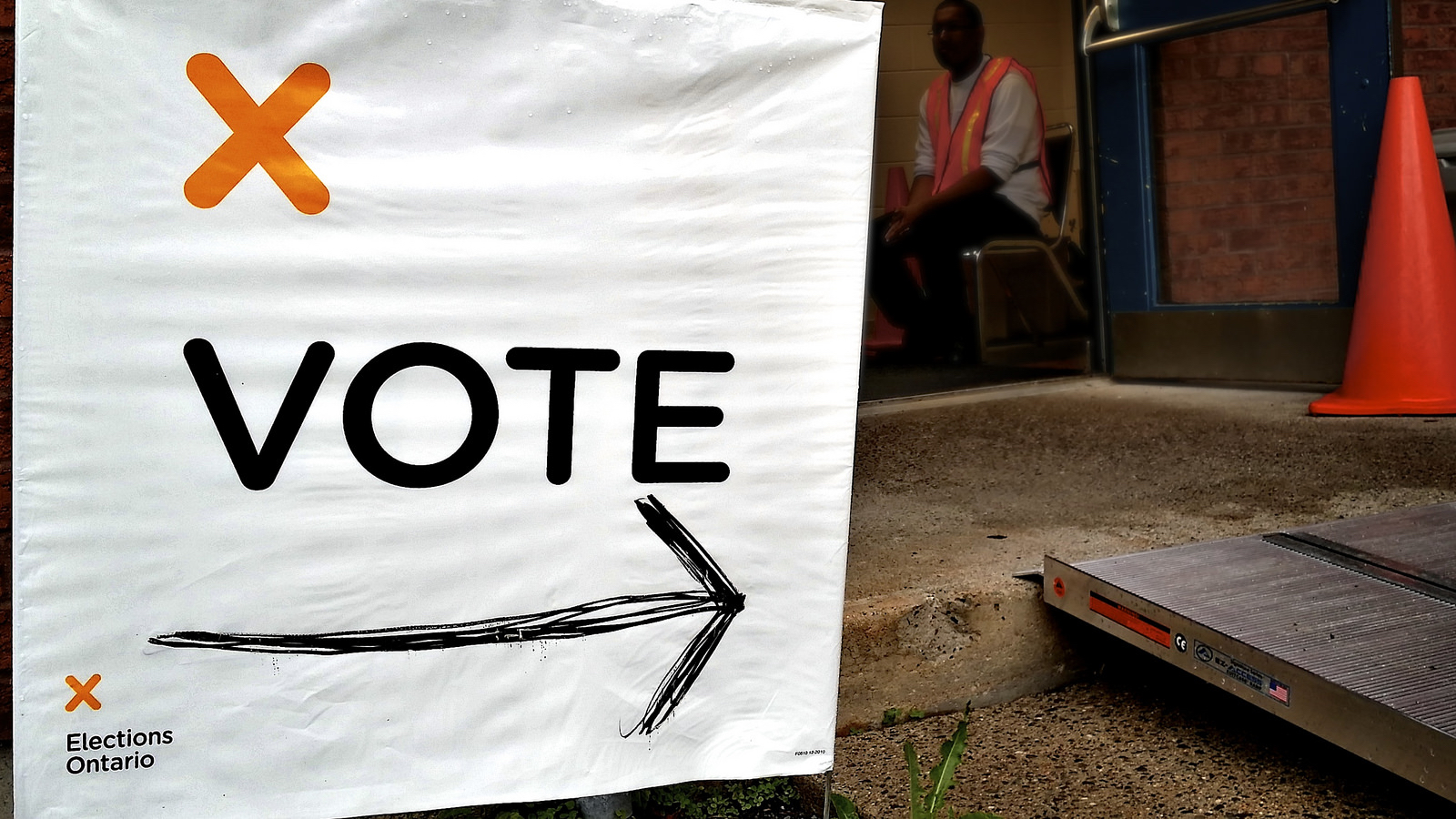 A photo of a voting sign at a polling place