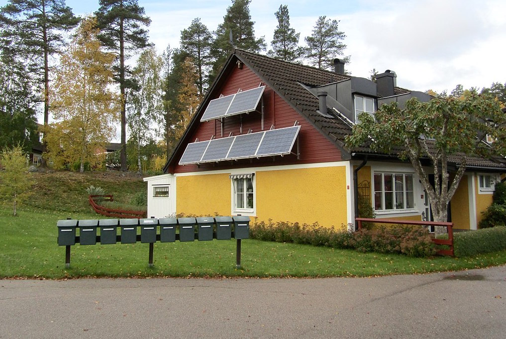A house with solar panels in Falun, Sweden. Photo by Alicia Fagerving/ Wikimedia Commons.
