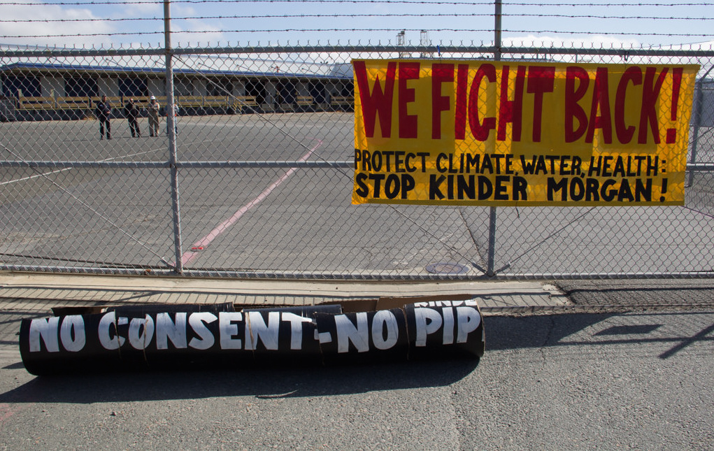Protestors block the gates of the Kinder Morgan Richmond Terminal in solidarity with First Nations in Canada. Photo: Peg Hunter/Flickr