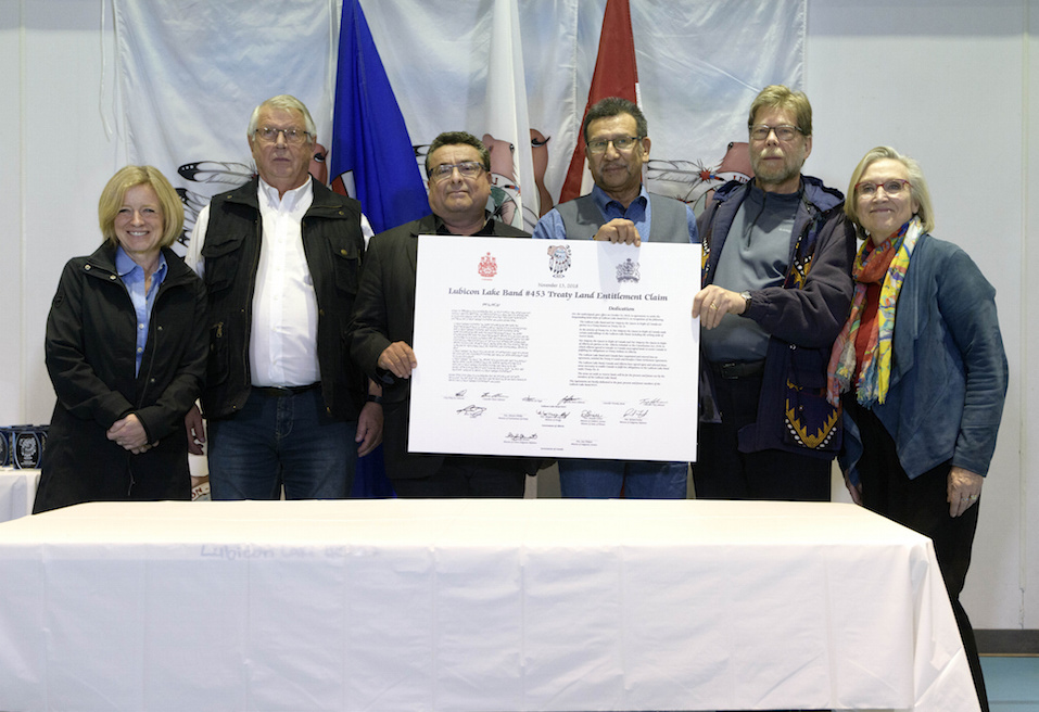 Carolyn Bennett, federal Minister of Crown-Indigenous Relations, Rachel Notley, Premier of Alberta joined Chief Billy Joe Laboucan, of the Lubicon Lake Band, at a special ceremony held in Little Buffalo on Tuesday, November 13, 2018, to celebrate the historic land claim settlement of the Lubicon Lake Band which was signed in late October. Photo: Premier of Alberta/Flickr