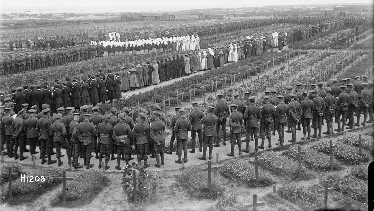 Scene of the great memorial service held in a British military cemetery in Etaples, France commemorating the fourth anniversary of the First World War. Photo: Henry Armytage Sanders/National Library NZ on The Commons/Wikimedia Commons