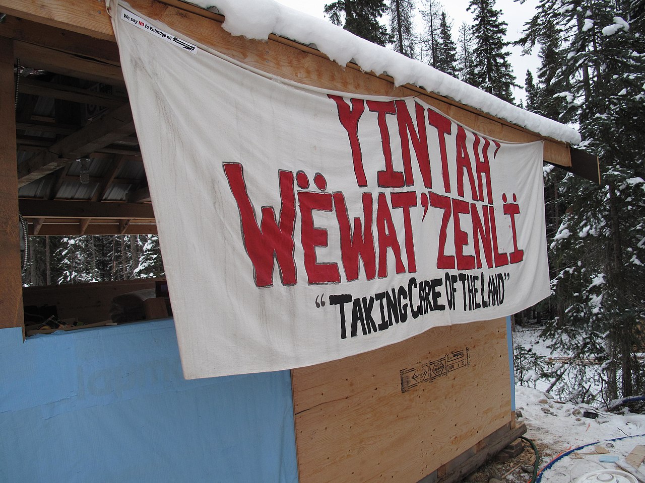 Unist'ot'en Camp building with banner. Photo: Unist'ot'en Camp/Wikimedia Commons