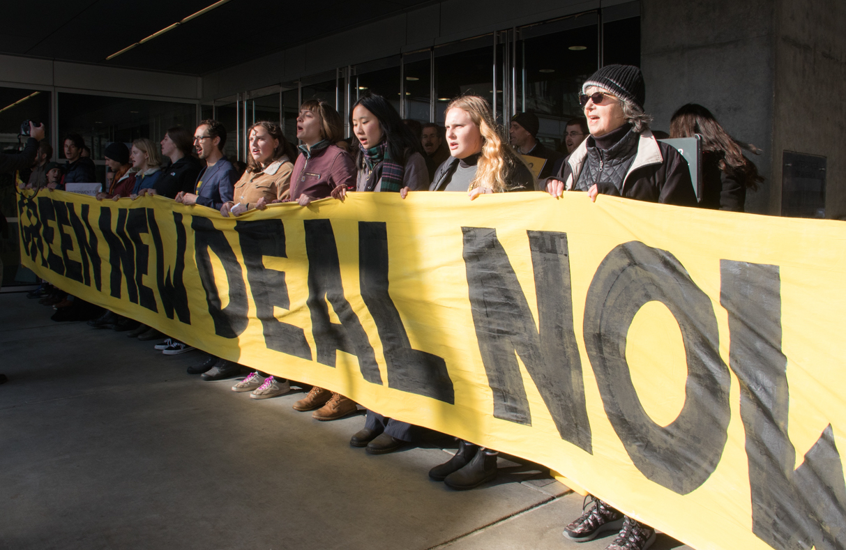 Hundreds gather in San Francisco with the youth led Sunrise Movement. Photo: Peg Hunter/Flickr