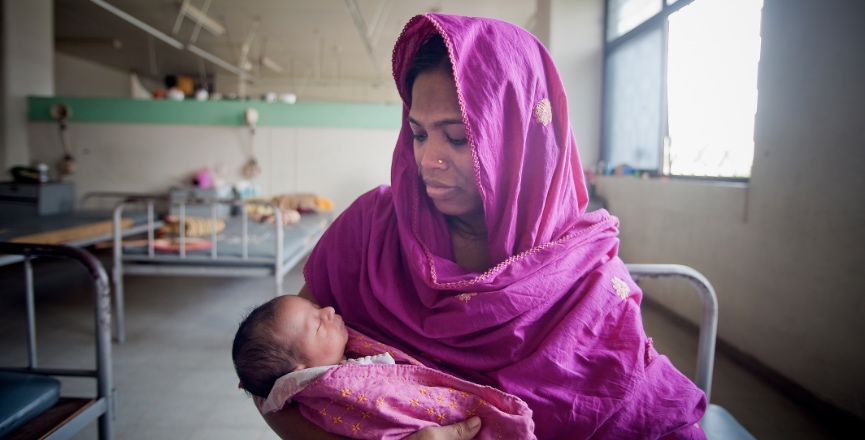 A mom and her newborn baby at the Maternal and Child Health Training Institute for medically needy in Dhaka, Bangladesh. Photo: UN Photo/Kibae Park/Flickr