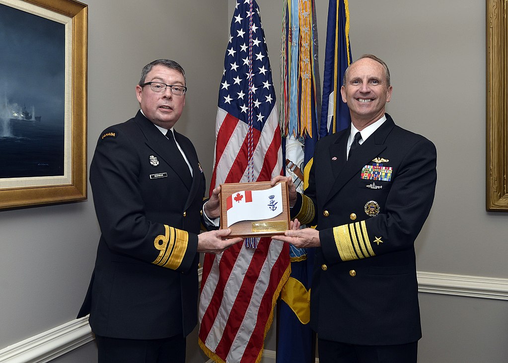 Vice-Admiral Mark Norman hands over a plaque to the commander of the U.S. Chief of Naval Operations (Photo: Julianne F. Metzger/U.S. Navy/Wikimedia Commons).