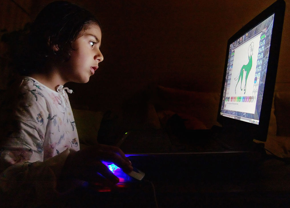 Child and computer. Photo: Nevit Dilmen/Wikimedia Commons