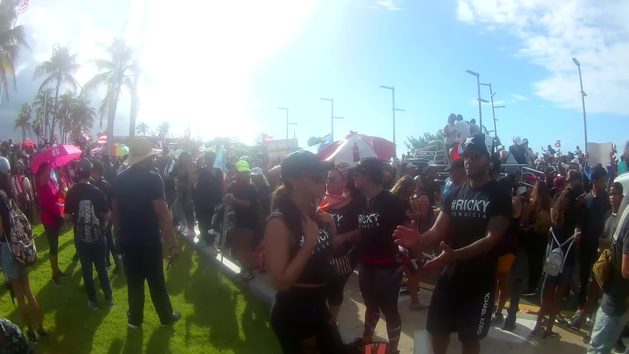 Thousands gather in from of the capitol of Puerto Rico demanding the governor resign. Image: Jose Hernandez/Wikimedia Commons