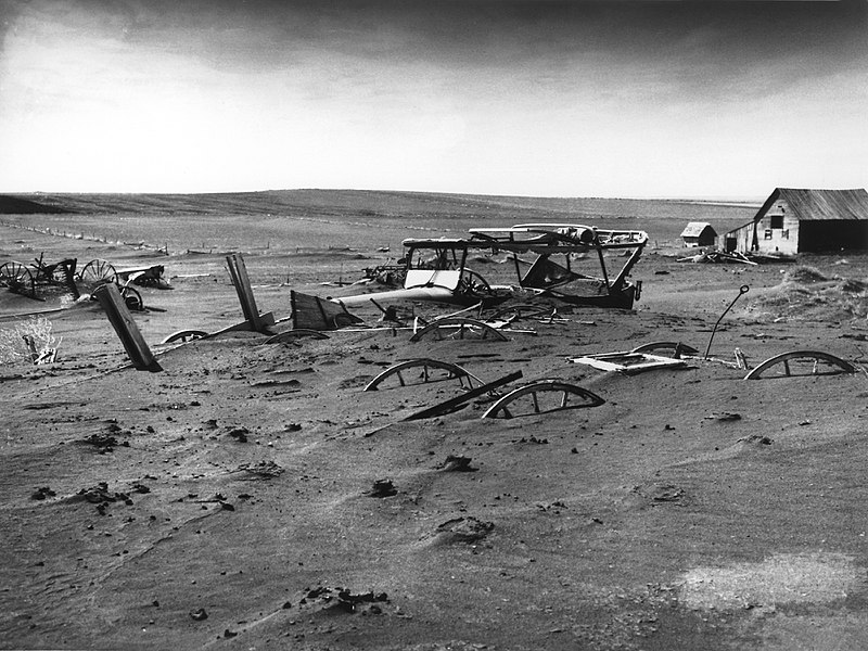 Buried machinery in barn lot in Dallas, South Dakota, United States during the Dust Bowl. Photo: Wikimedia Commons