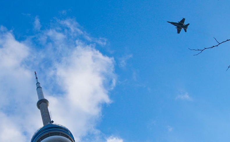 CF-18 flyover in Toronto. Photo: synestheticstrings/Wikimedia Commons