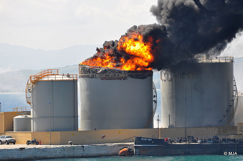 A 2011 oil tank fire in Gibraltar. The Trans Mountain pipeline extension would increase the risk of such fires at the pipeline's terminus in Burnaby, B.C. Image: Moshi Anahory/Wikimedia Commons