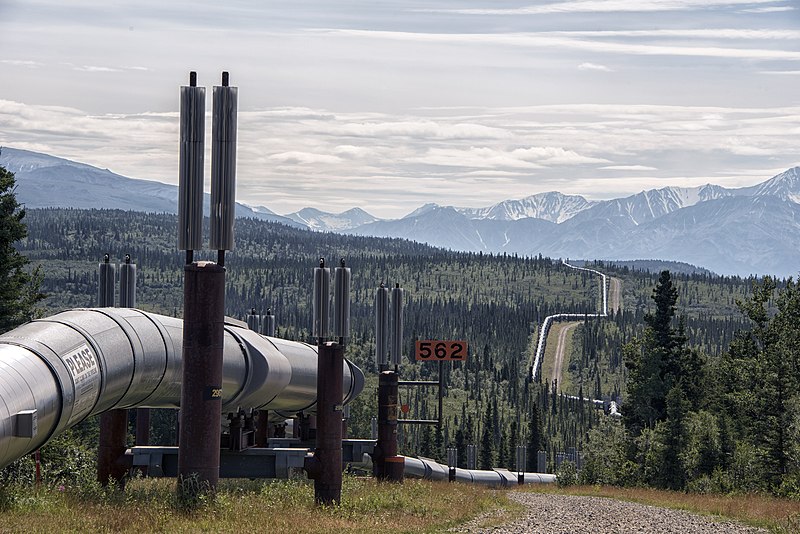 An oil pipeline in Alaska. Image: Gillphoto/Wikimedia Commons