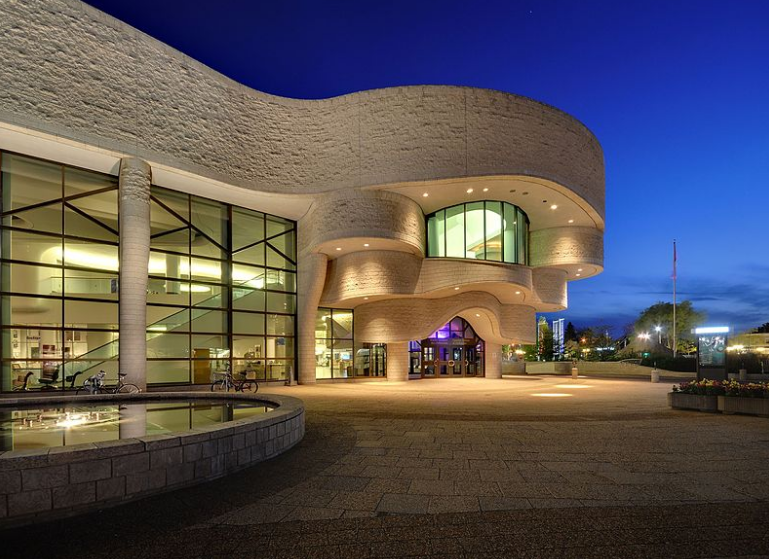 Public entrance of the Canadian Museum of History, Gatineau. Image: Wladyslaw/Wikimedia Commons