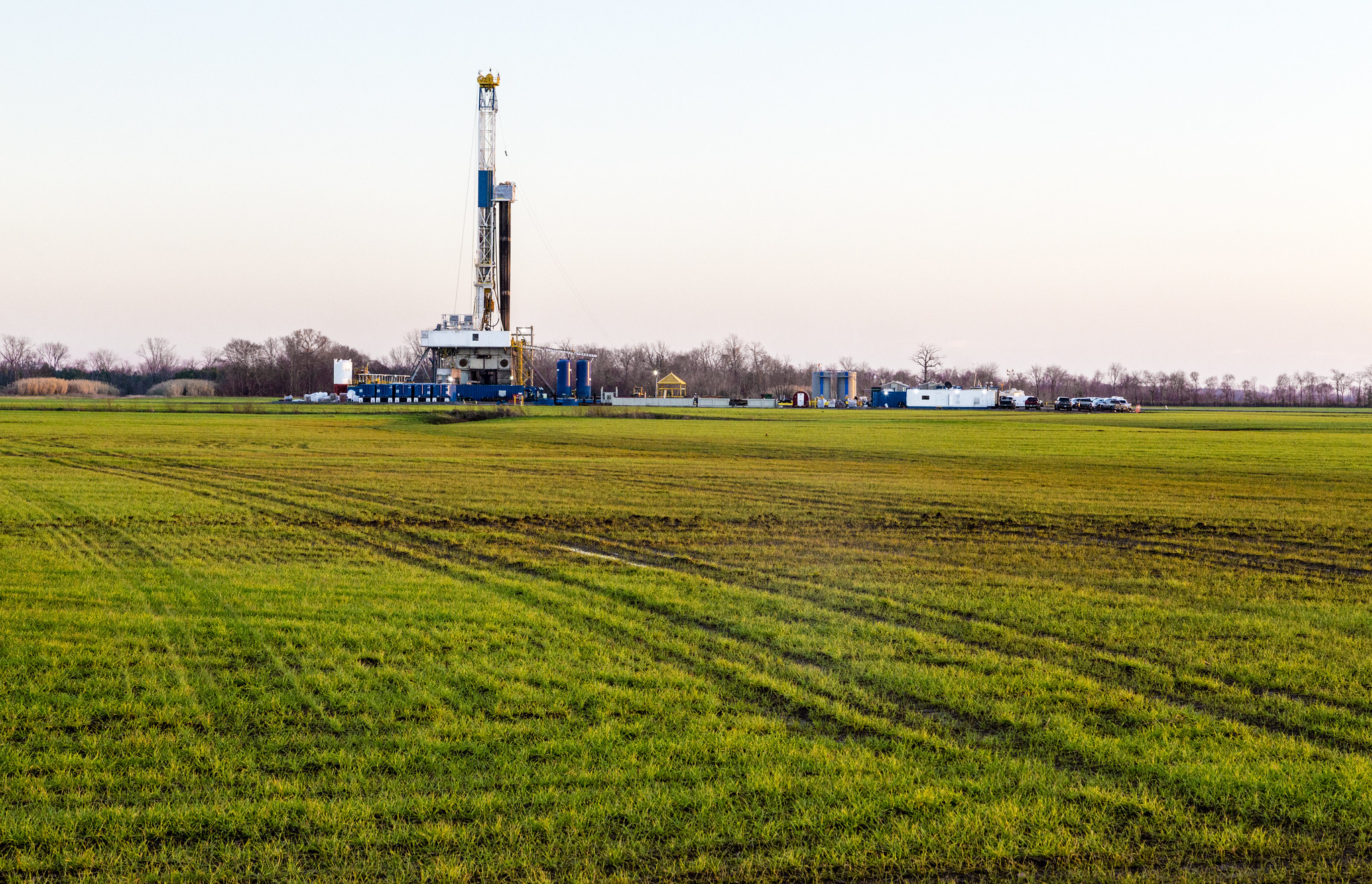 A natural gas well in Louisiana. Image: Daniel Foster/Flickr