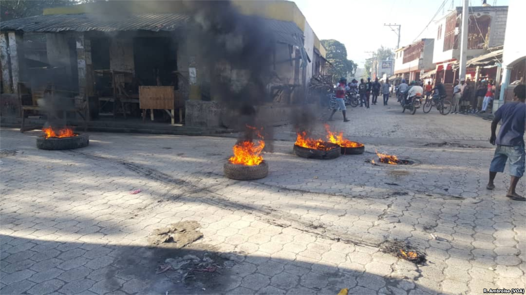 Flaming tires on February 11, 2019, in the streets of Hinche, Haiti.Image: Voice of America/Wikimedia Commons