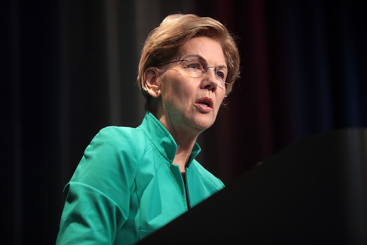 U.S. Senator Elizabeth Warren speaking with attendees at the 2019 Iowa Federation of Labor Convention. Image: Gage Skidmore/Wikimedia Commons