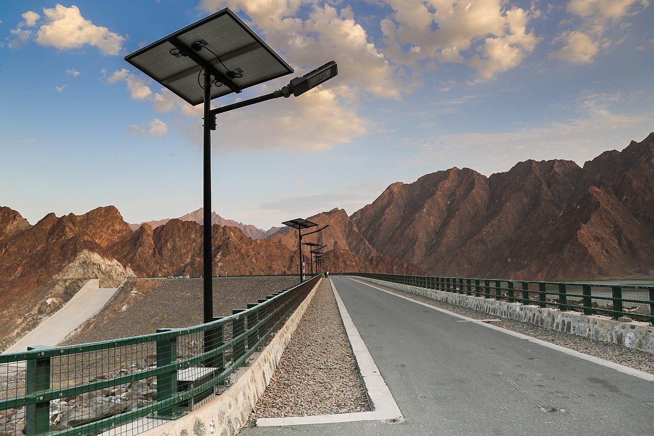 Solar power lighting on road by Hatta Dam, United Arab Emirates. Image: JSPhotography2016/Wikimedia Commons