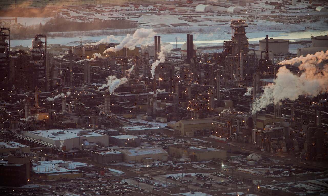 Tar sands facility in Fort McMurray, Alberta. Image: kris krüg/Flickr