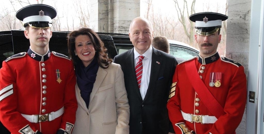 Bruce Heyman with his wife Vicki, flanked by members of the Governor General's Foot Guard on April 9, 2014. Image: U.S. Embassy to Canada/Flickr