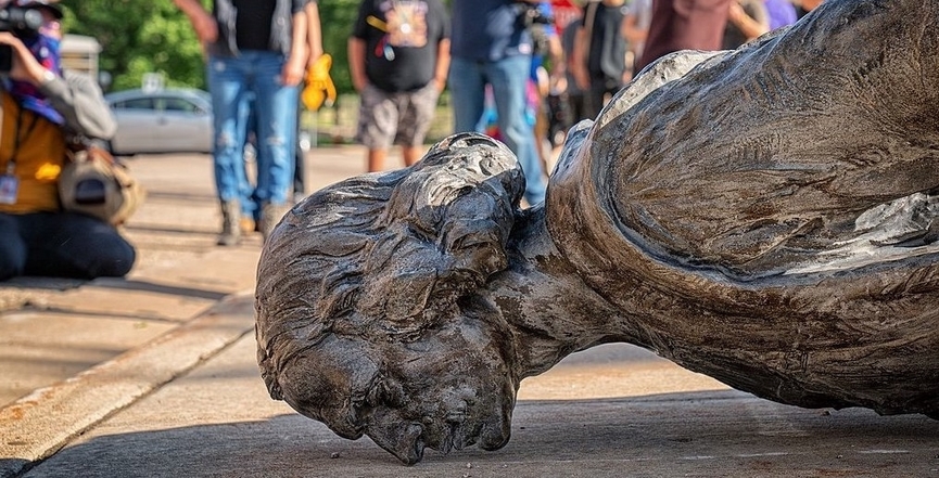 The fallen Christopher Columbus statue outside the Minnesota State Capitol after a group led by American Indian Movement members tore it down in St. Paul, Minnesota, on June 10, 2020. Image: Tony Webster/Wikimedia Commons