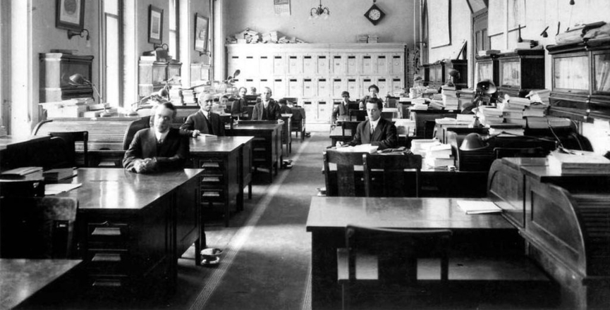 Members of the Canadian parliamentary press gallery in their offices in Ottawa in 1916. Image: Wikimedia Commons