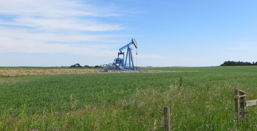 An oil well in Alberta. Image: taylorandayumi/Flickr