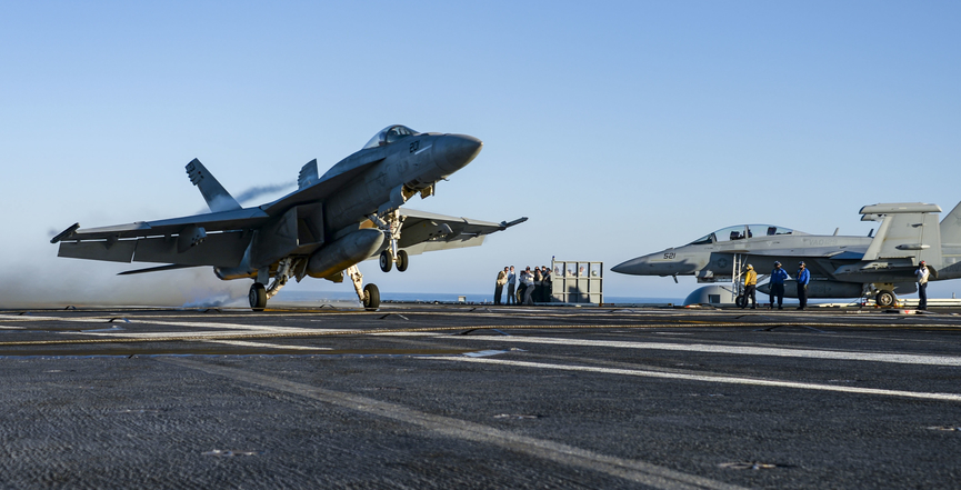 F/A-18E Super Hornet from the “Flying Eagles” of Strike Fighter Squadron (VFA) 122 lands on the flight deck of Nimitz-class nuclear aircraft carrier USS Carl Vinson (CVN 70). (Image: U.S. Pacific Fleet/Flickr)