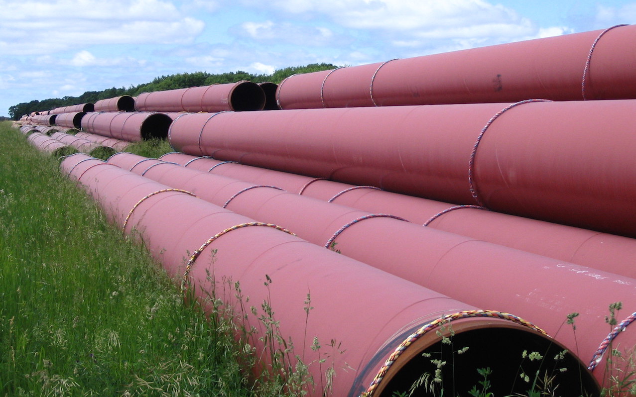 Stacked pipes awaiting installation in oil pipeline. Image credit: Loozrboy/Flickr