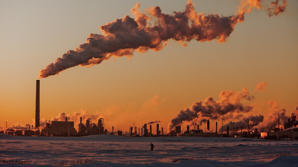 Oil production facilities in Fort McMurray, Alberta. Image credit: kris krüg/Flickr