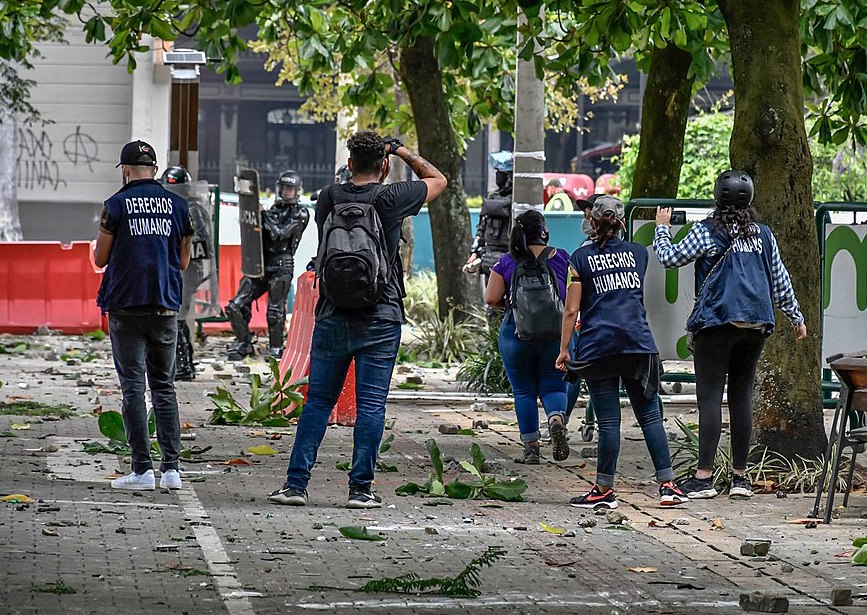 Human rights defenders try to dialogue with ESMAD police (mobile anti-riot squad), Medellín, Colombia, April 28, 2021. Image credit: Humano Salvaje/Wikimedia Commons