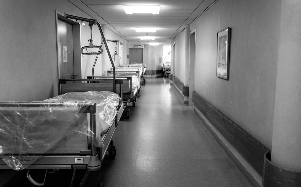 Hospital beds line a hallway. Image credit: Ante Samarzija/Unsplash