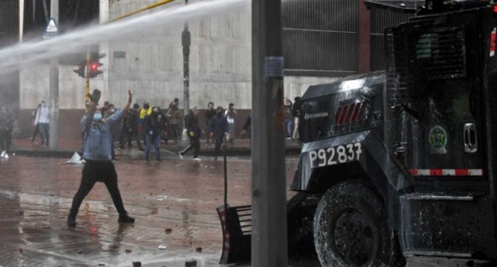 Colombian police truck faces protester. Image: Neda Amani/Twitter