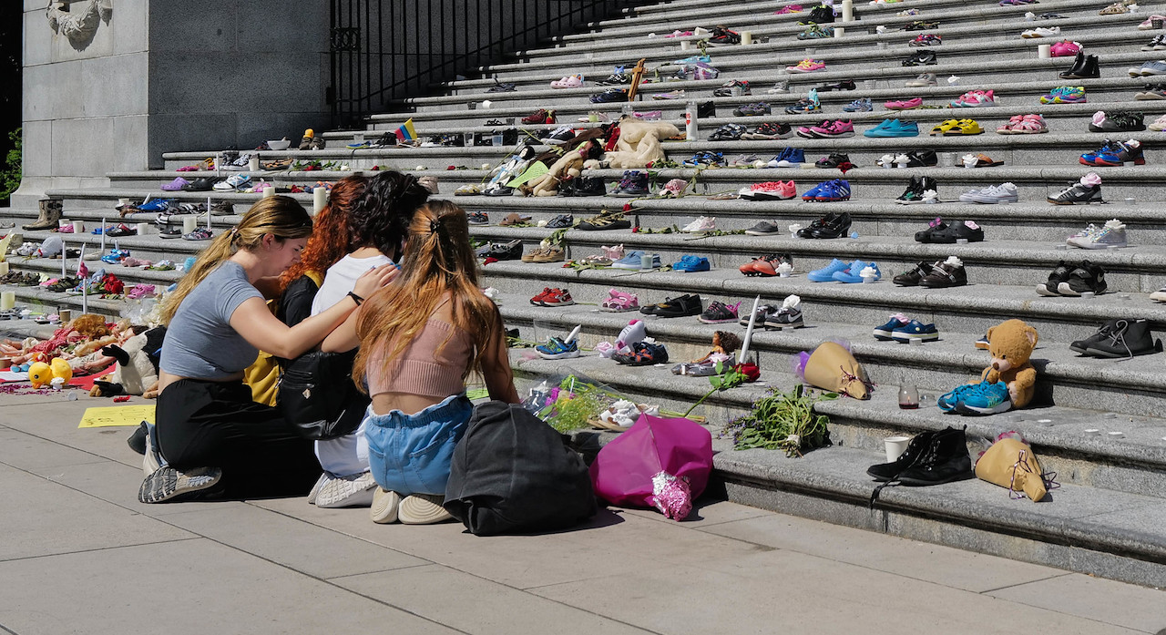 Mourners at memorial for children who died at Kamloops residential school. Image credit: Thomas_H_foto/Flickr