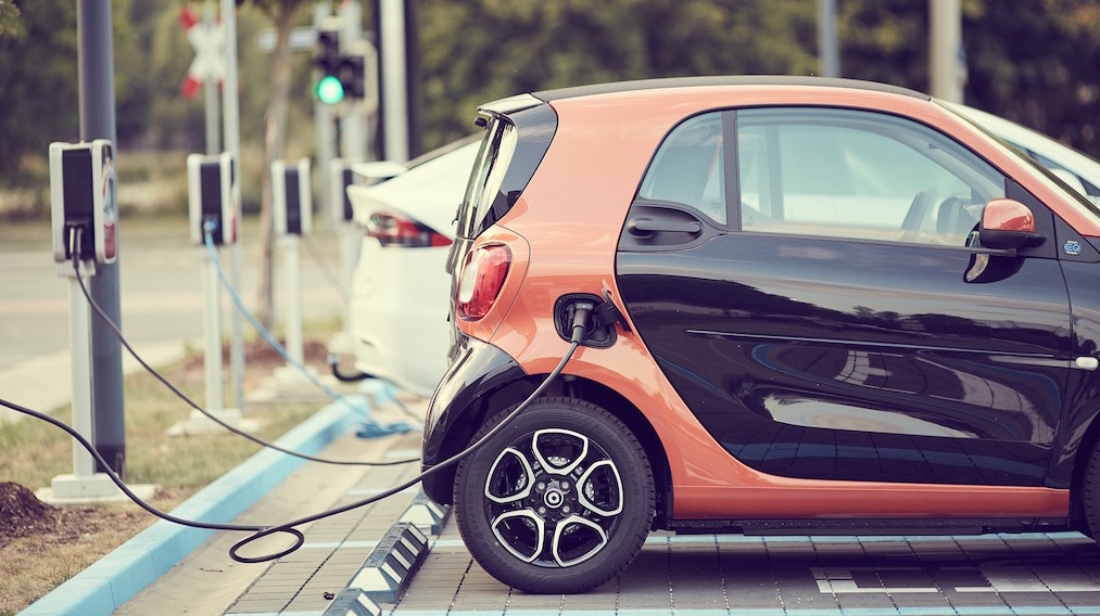 Electric car at charging station. Image credit: andreas160578/Pixabay