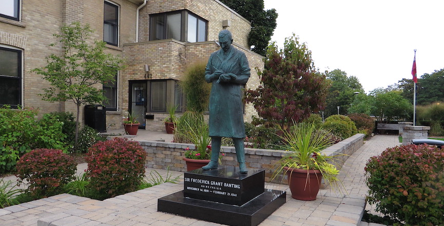 A statue of Frederick Banting at Banting House, the birthplace of insulin, in London, Ontario. Image: Ken Lund/Flickr