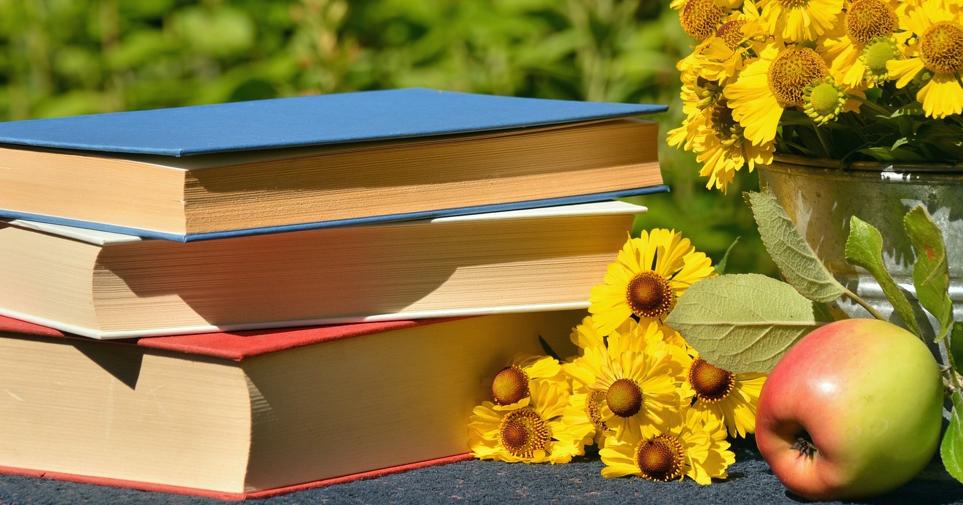 Books, apple and flowers. Image credit: congerdesign/Pixabay