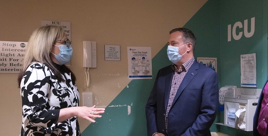 Kenney visits an ICU in July. Image: Chris Schwarz/Government of Alberta/Flickr