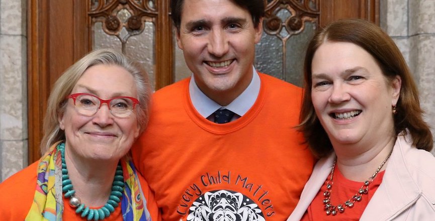 Minister of Crown-Indigenous Relations Carolyn Bennett, Prime Minister Justin Trudeau and former Minister of Health Jane Philpott on Orange Shirt Day in 2017. Image: Minister of Crown-Indigenous Relations/Twitter