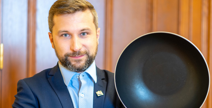 Quebec solidaire Leader Gabriel Nadeau-Dubois poses with a wok in response to being called 'woke' by François Legault. Image: Gabriel Nadeau-Dubois/Twitter