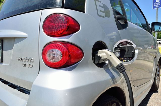 Smart electric vehicle charging station. Image: Creative Commons