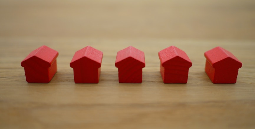 A row of tiny red houses. Image: Tierra Mallorca/Unsplash