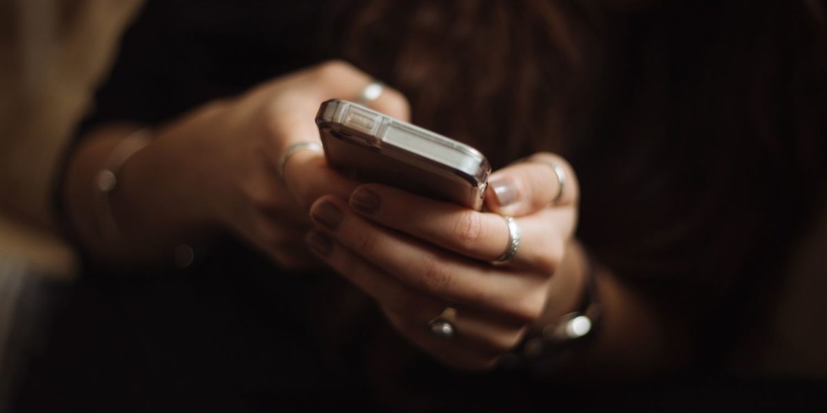 A person holds a phone. (Image: Priscilla DuPreez/Unsplash)