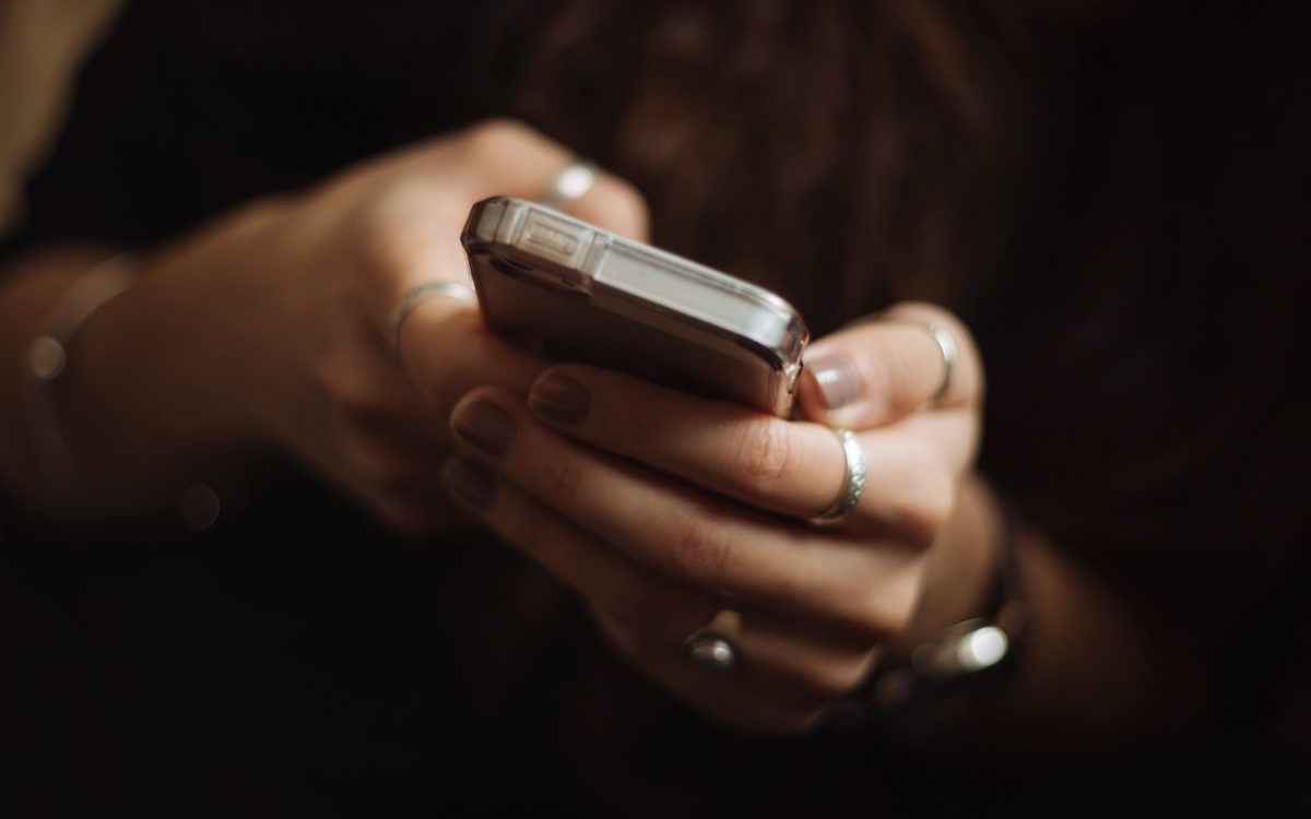 A person holds a phone. (Image: Priscilla DuPreez/Unsplash)