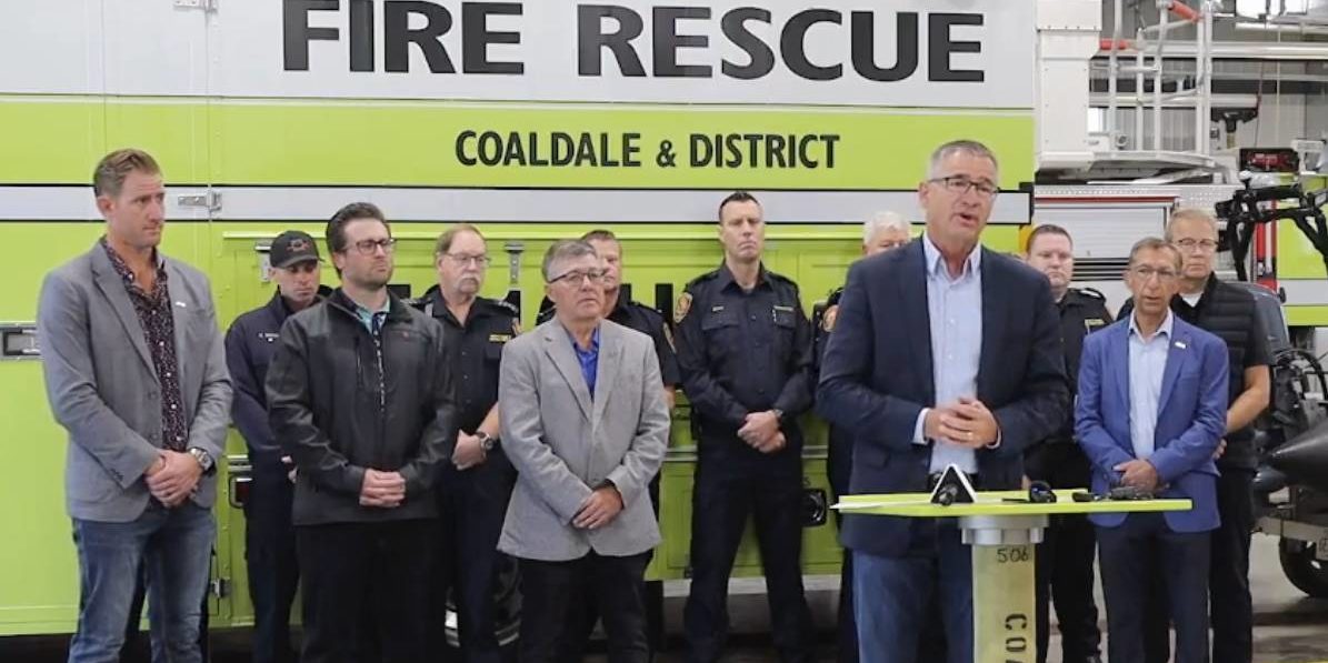 A screenshot of United Conservative Party leadership contender Travis Toews talks AHS decentralization in Coaldale with the town council standing by supportively Toews campaign.