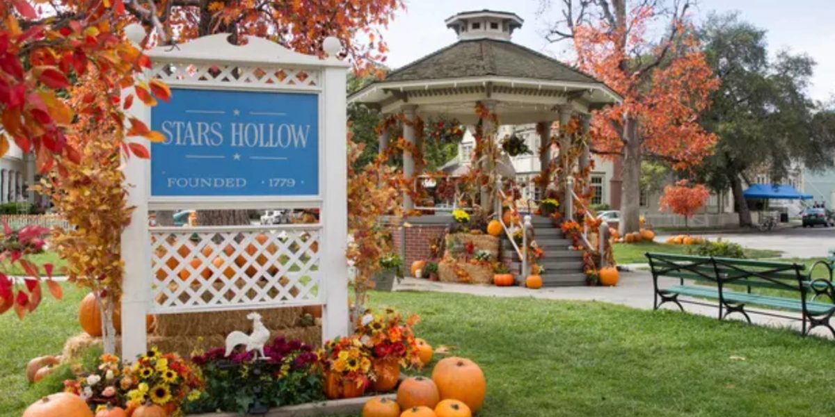 A photo of the Stars Hollow set in Gilmore Girls.