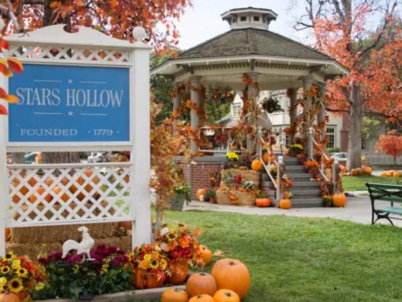 A photo of the Stars Hollow set in Gilmore Girls.