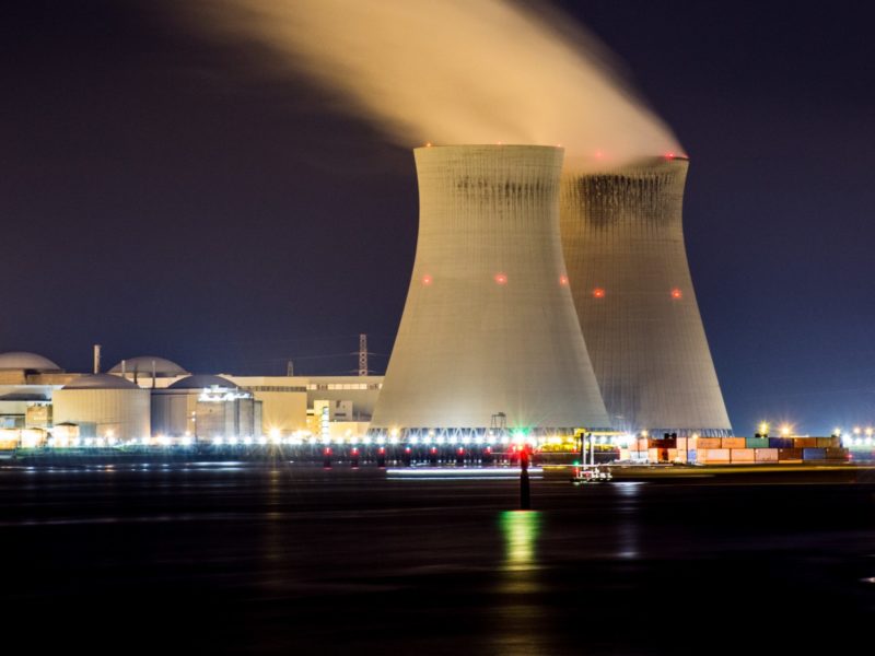 A photo of a nuclear power plant.