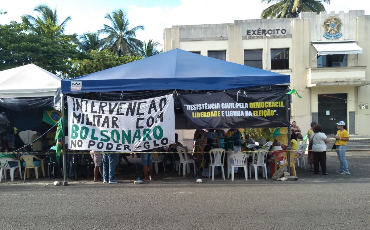 A photo of a protest camp in front of the Brazilian Army's barracks in Ilhéus, Bahia.