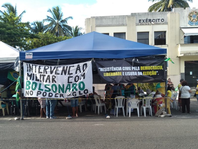A photo of a protest camp in front of the Brazilian Army's barracks in Ilhéus, Bahia.